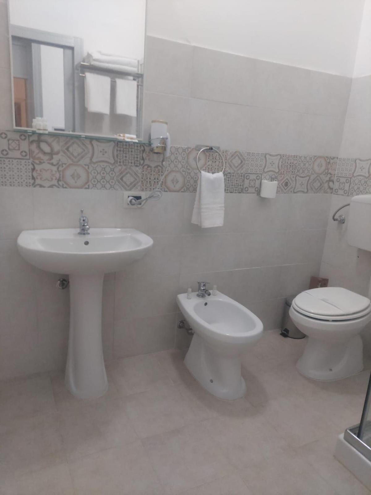 Guest House Lamphotel Militello ปาแลร์โม ภายนอก รูปภาพ