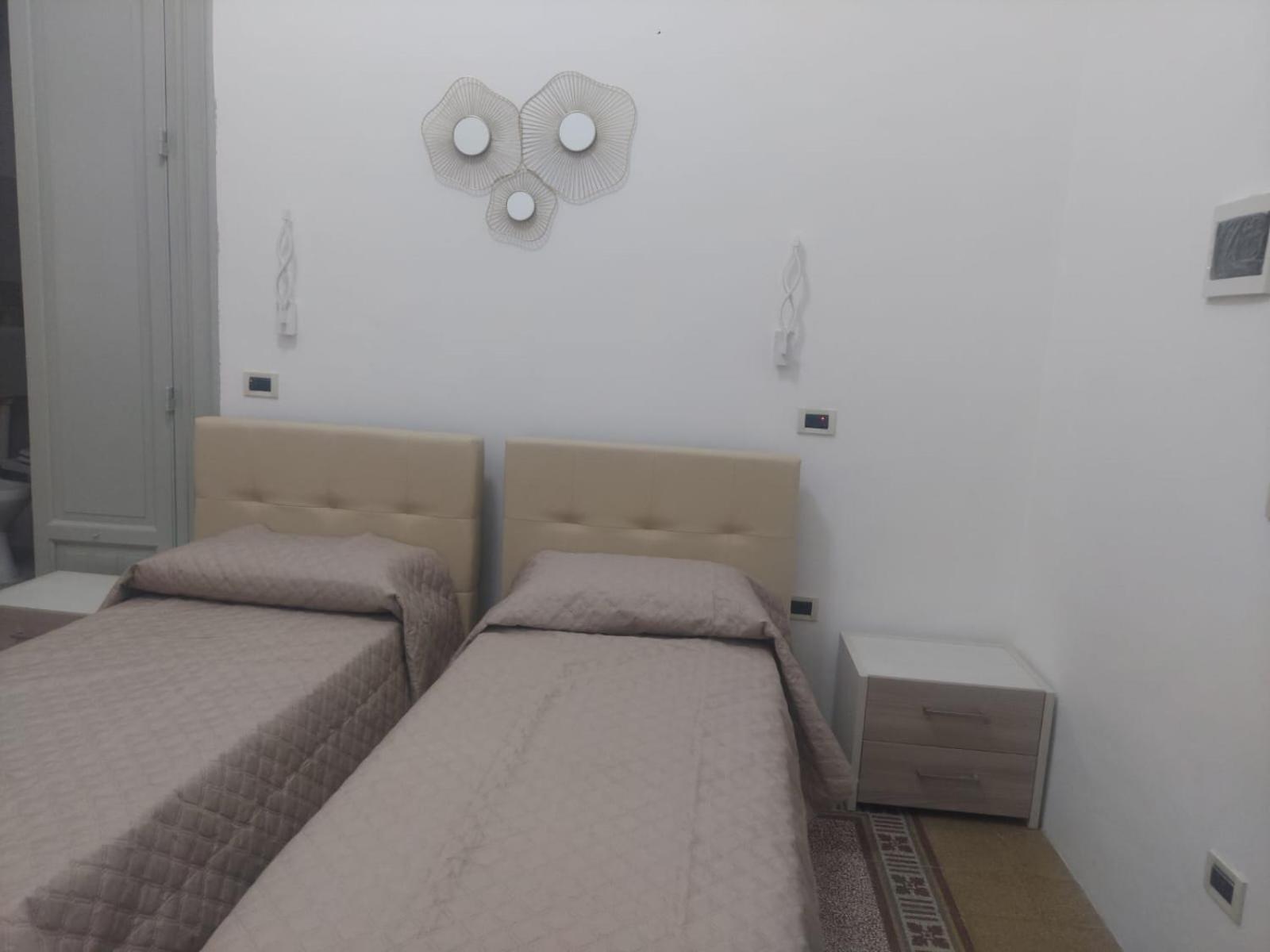 Guest House Lamphotel Militello ปาแลร์โม ภายนอก รูปภาพ