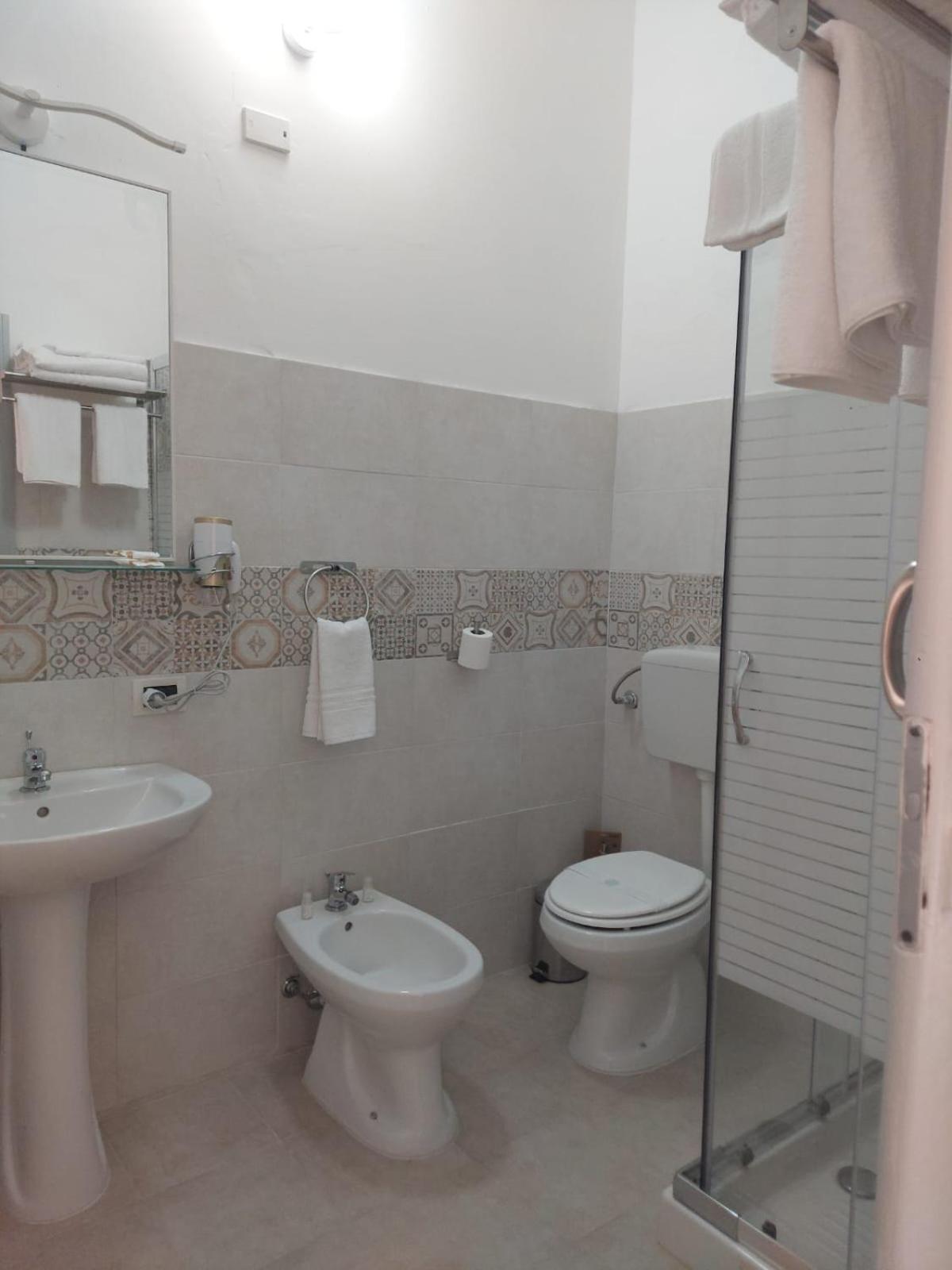Guest House Lamphotel Militello ปาแลร์โม ภายนอก รูปภาพ