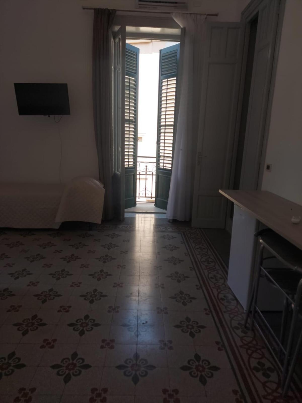 Guest House Lamphotel Militello ปาแลร์โม ภายนอก รูปภาพ